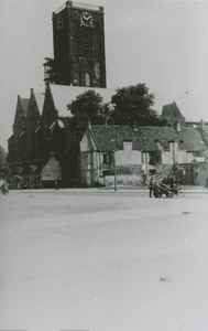 863794 Gezicht op de Jacobikerk (Jacobskerkhof) in Wijk C te Utrecht uit het zuidwesten, met op de voorgrond het tracé ...
